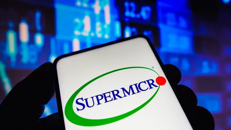 SMCI Plunges After U.S. Chip-Smuggling Charges: What Investors Should Watch